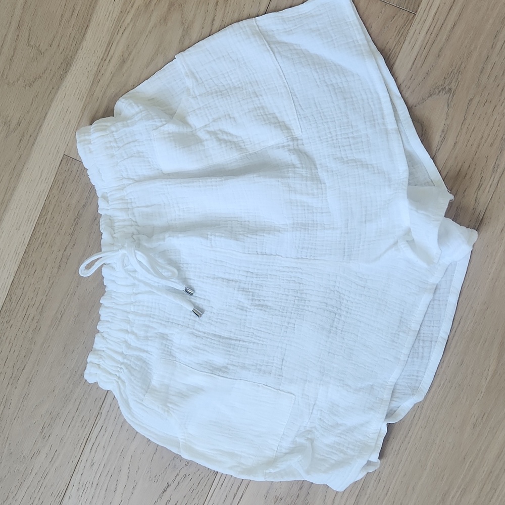 Day and Moon White Shorts size Medium